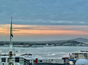 Fabulous City&Harbor Views 2 Bedroom Apartment